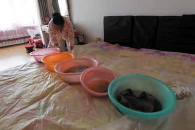 武平楼上漏水，住户失联，小区没物管，业主维权难！律师来支招……